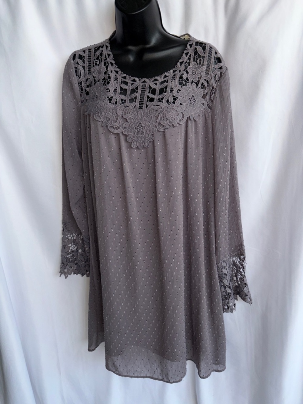 NWT Andree by Unit Gray SwissDot Dress Lace Detail, sz L, 21” PTP, 36” L